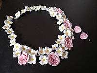 Колье для девушки с белыми цветами и розовыми розами
