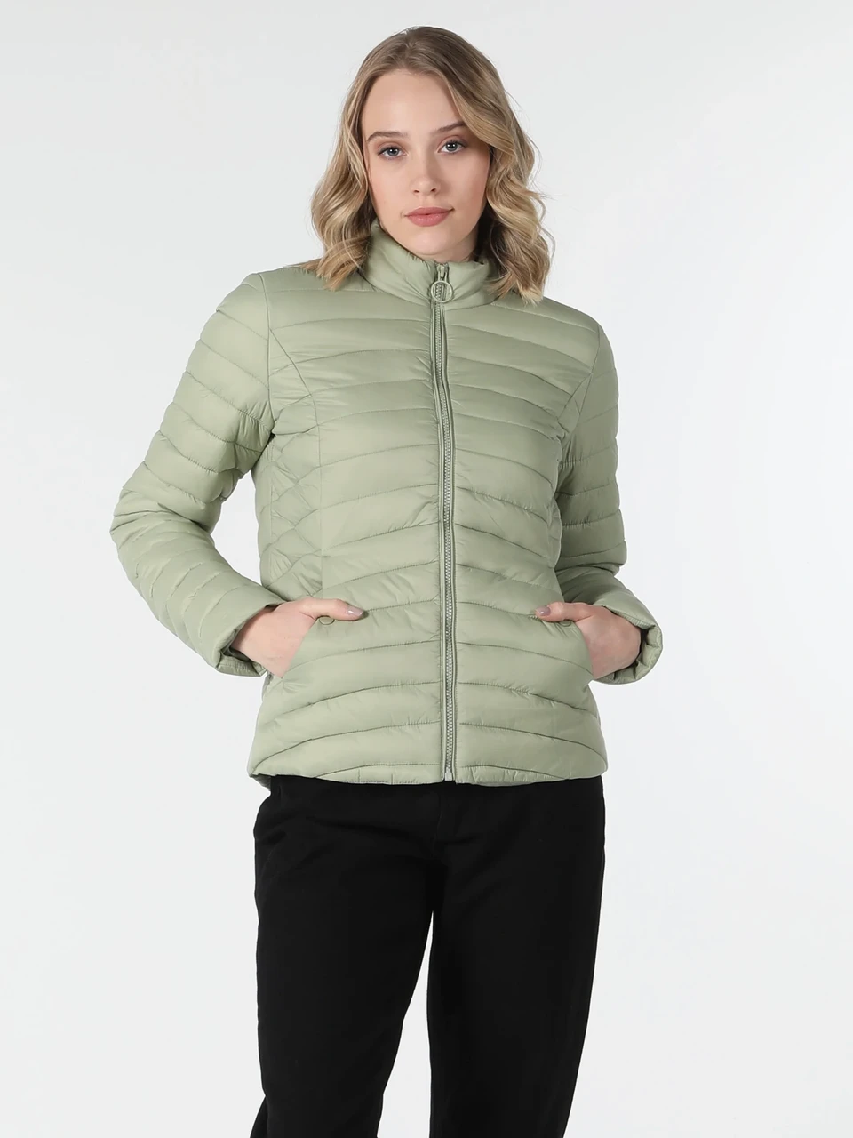 Куртка жіноча демісезонна стійка без капюшона М оливка, фото 1
