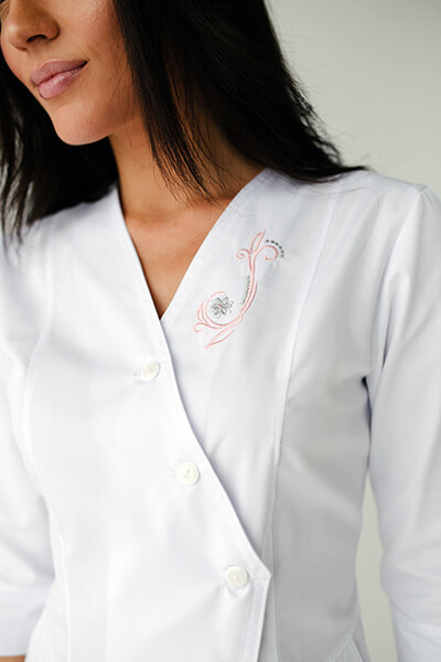 Жіночий медичний халат з вишивкою приталений котоновий