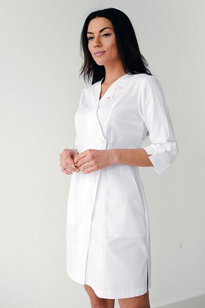 Женский медицинский халат с вышивкой приталенный коттоновый - фото 4 - id-p675429965