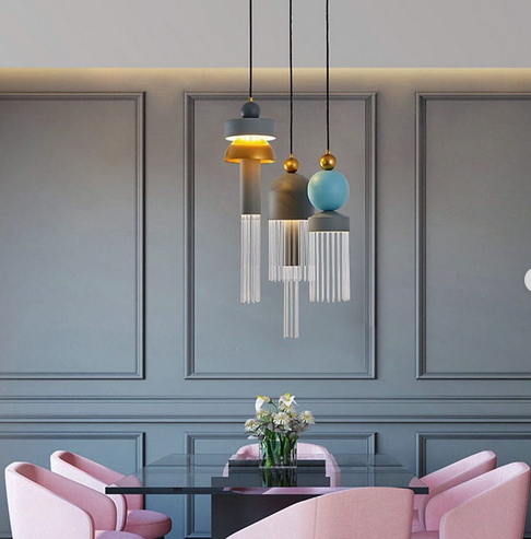 Світильник в двох формах корпусу, з яскравою кольоровою фурнітурою та з звисаючими, тонкими скляними паличкам, фото 1