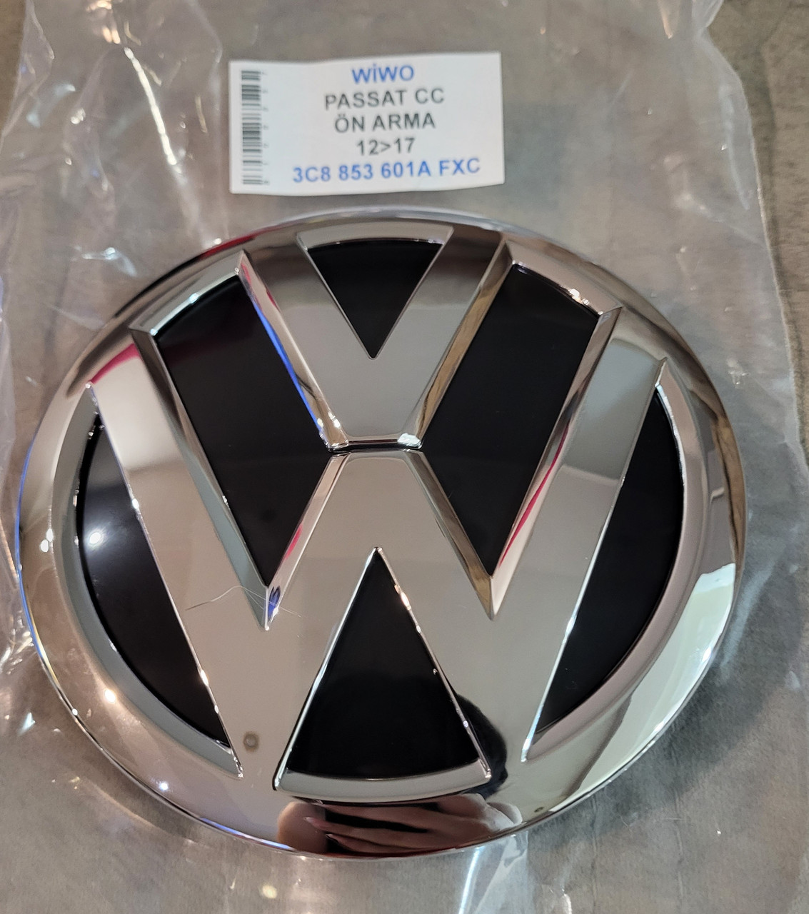 Емблема значок на решітку радіатора Volkswagen PASSAT CC 12>17" передня (D = 151) (3C8 853 601A FXC)
