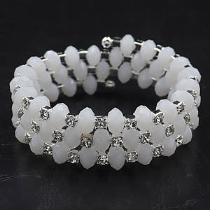 Браслет жіночий багаторядний сріблястого кольору з кристалами ширина 20 мм 4 ряди каменів і намистин білого кольору