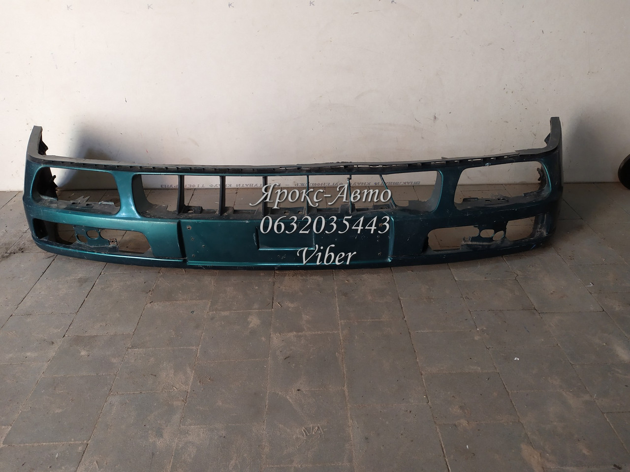 Бампер передній VW Golf 3 1991-1998 000035127 Є тріщина та вм'ятина, фото 1