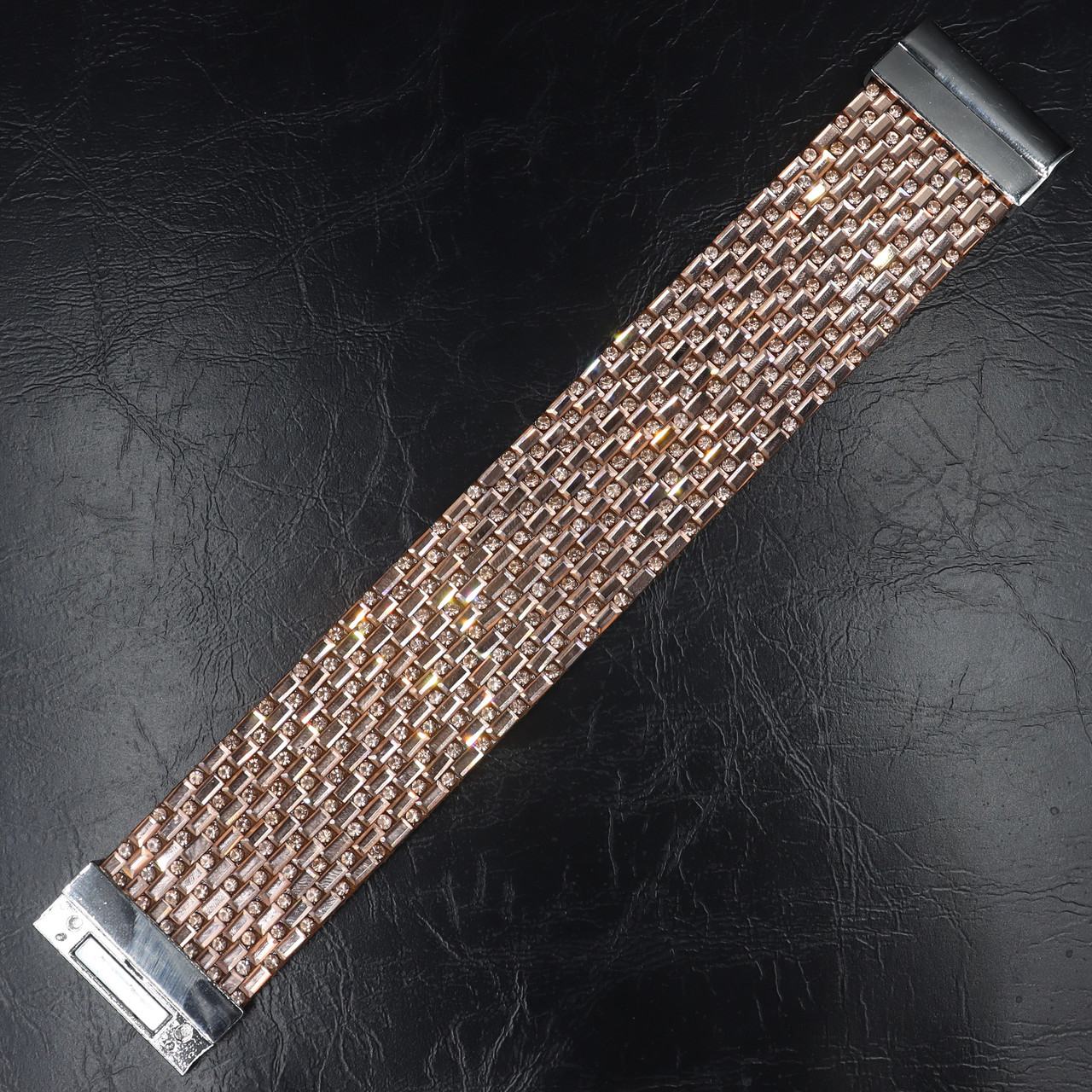 Женский широкий браслет застёжка-магнит серебристого цвета с бежевыми кристаллами ширина 3 см длина 20 см