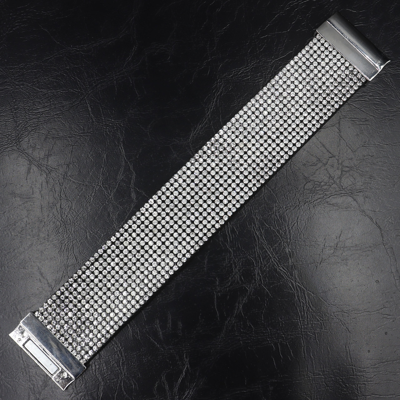 Женский широкий браслет застёжка-магнит серебристого цвета с переливающимися камушками ширина 3 см длина 20 см