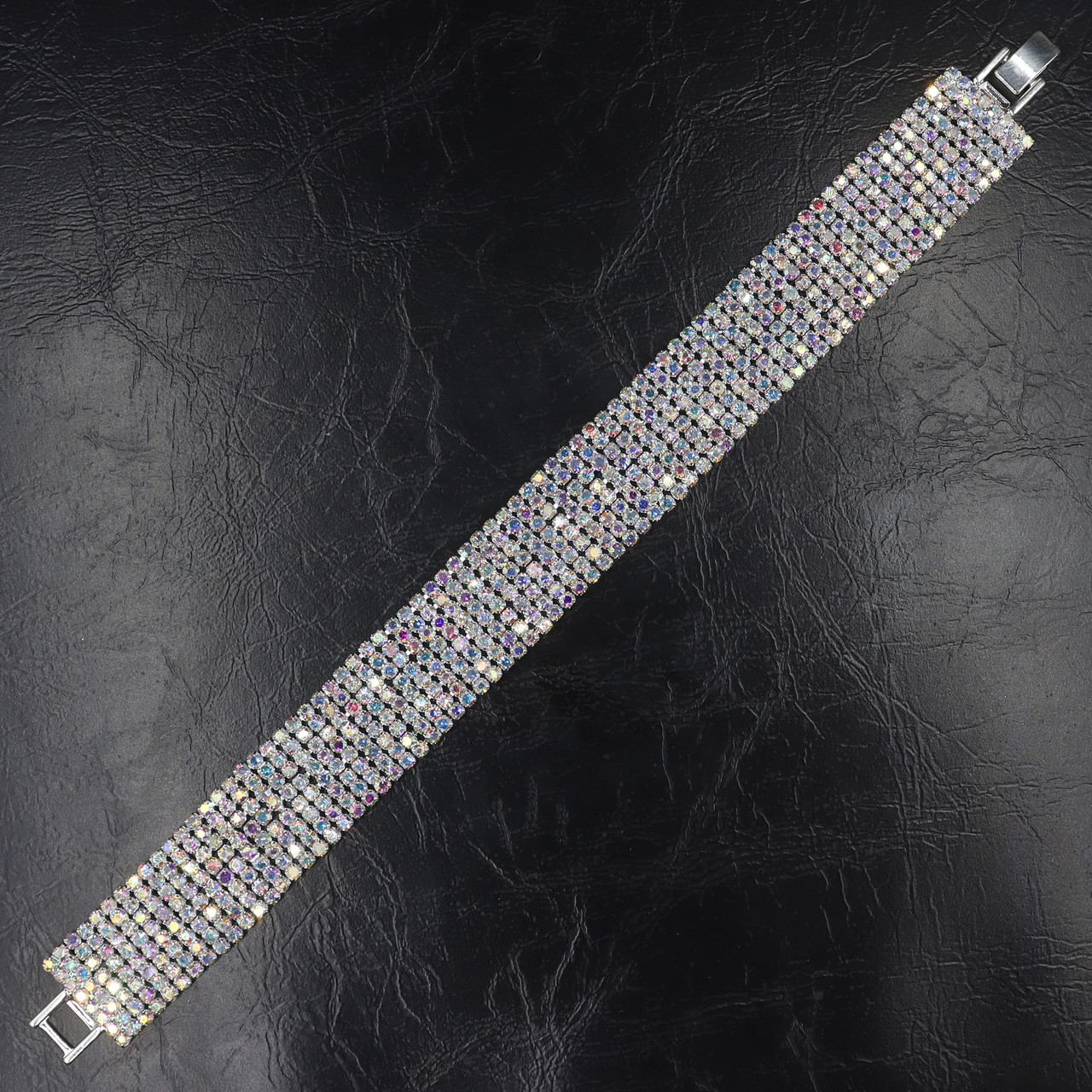 Браслет жіночий широкий м'який сріблястий із кристалами довжина 20 см ширина 18 мм 8 рядів бензиновий відтінок - фото 1 - id-p1663565608