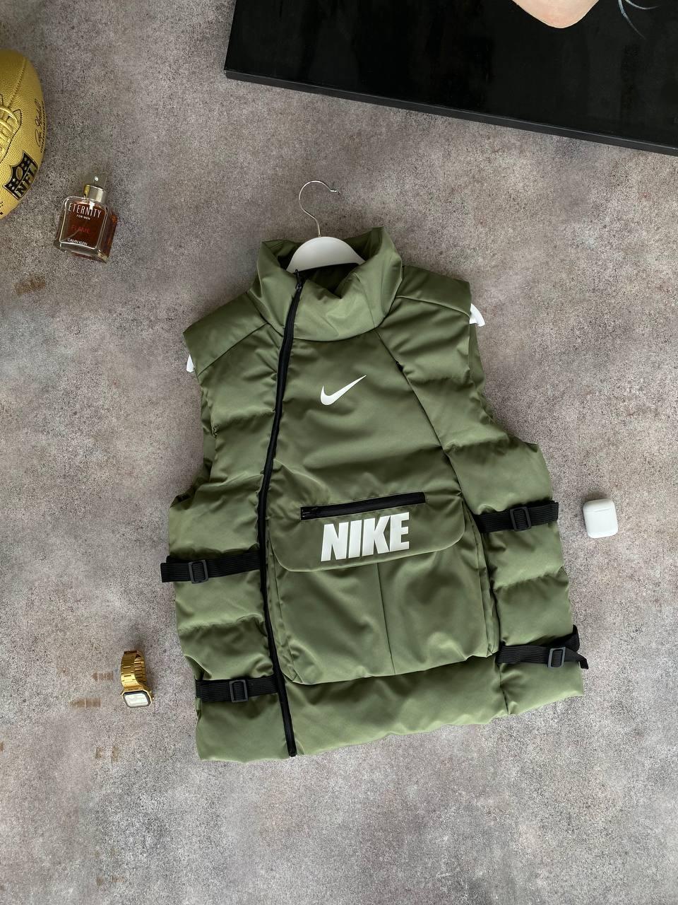 Чоловіча жилетка Nike хакі однотонна з бічними утяжками весняна осіння Безрукавка Найк зелена