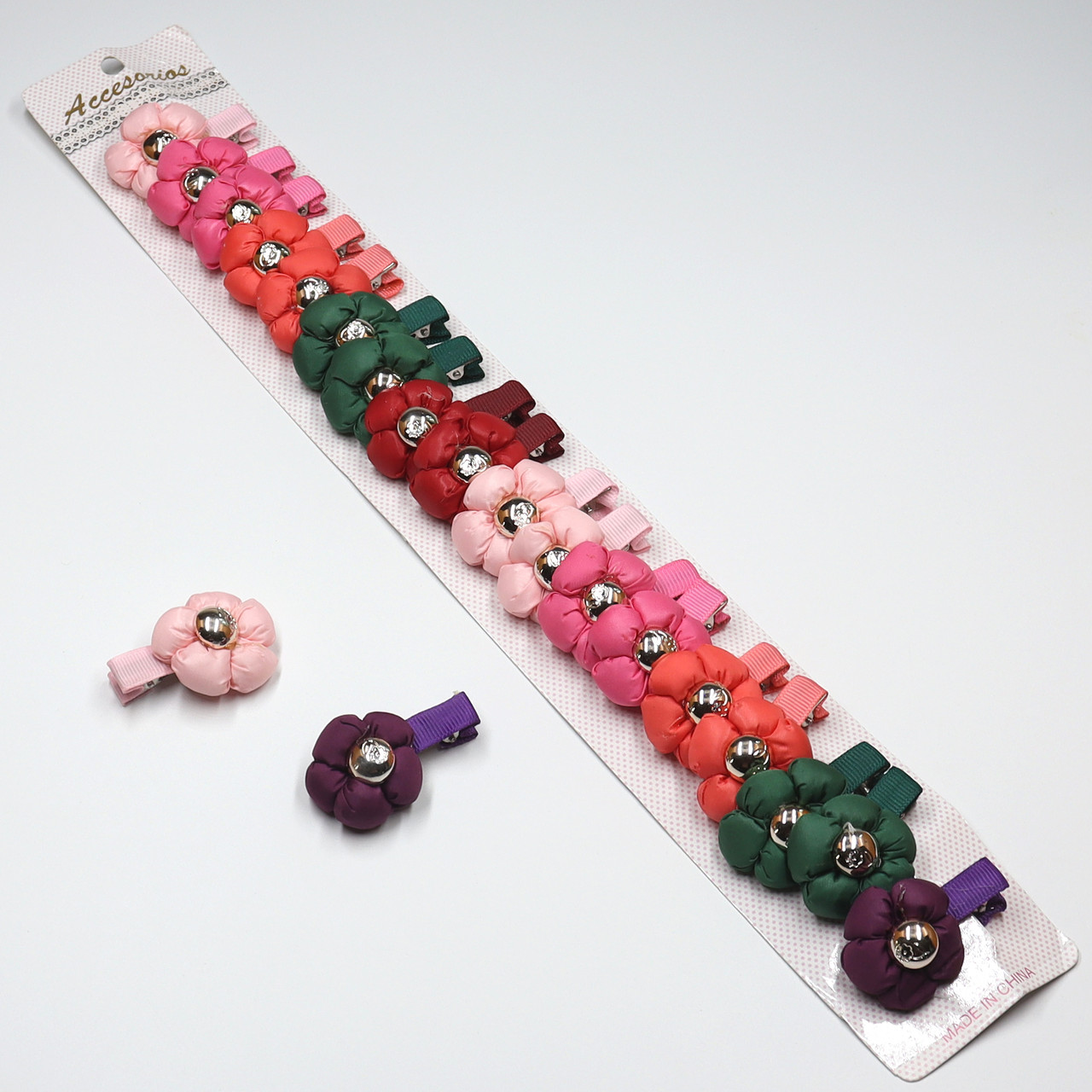 Набір шпильок дитячих затискачів паковання 20 штук у стрічці об'ємні квіточки зі сріблястими намистинами різних кольорів - фото 1 - id-p1663591096