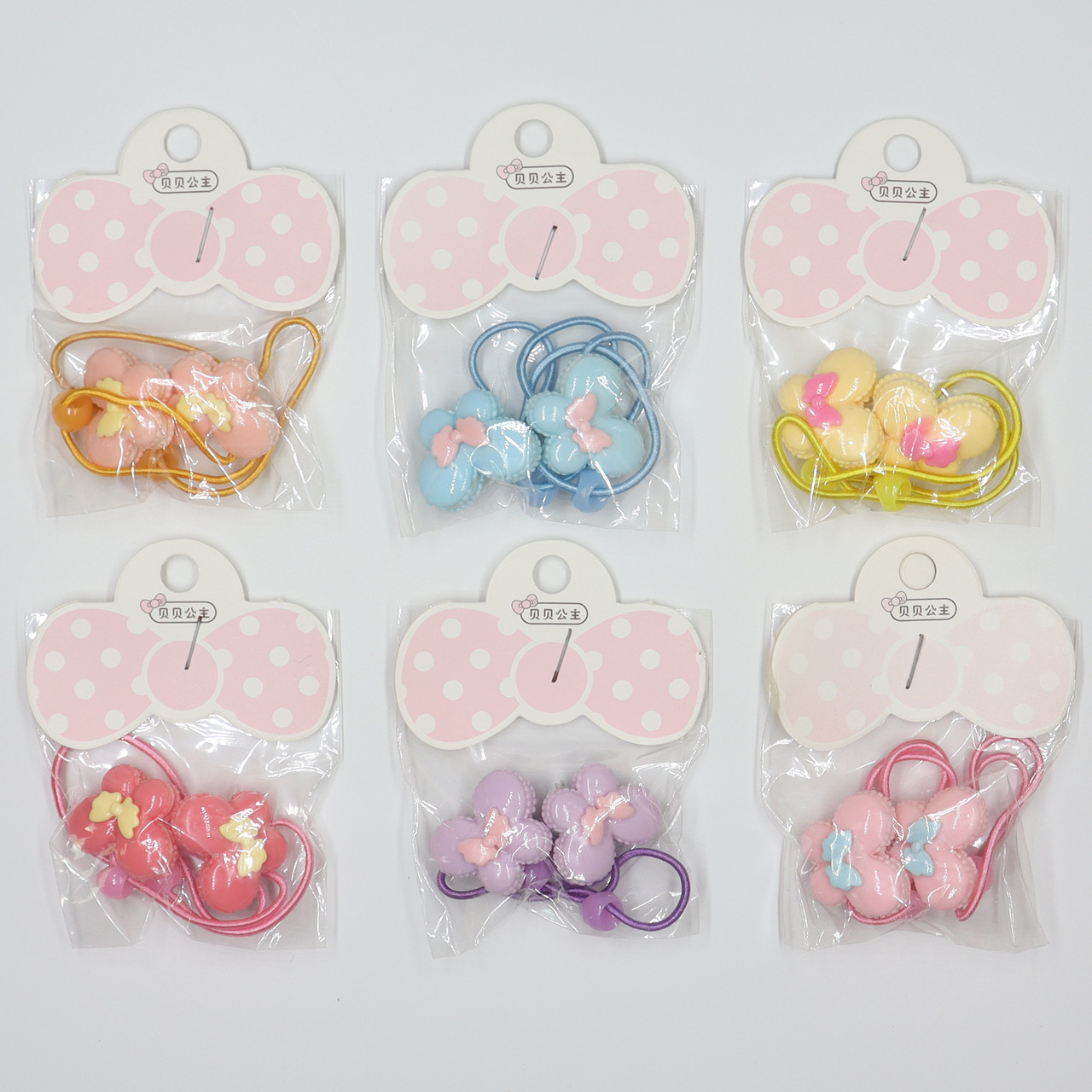 Набір гумок дитячих паковань 20 штук у стрічці кольорові метелики з намистинами різних кольорів і розмірів - фото 1 - id-p1663612287