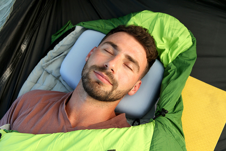 Похідна компактна ортопедична подушка для сну Travel Pillow, Correct Shape® (розмір L) блакитний