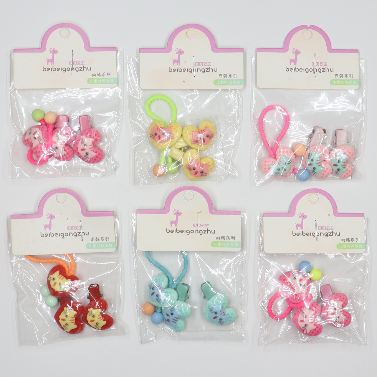 Набір гумок і шпильок дитячих затискачів пластик упаковка 30 штук у стрічці котики з намистинками різних кольорів - фото 1 - id-p1663640185