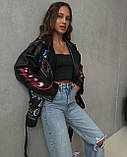 Жіноча чорна куртка-косуха з написами, фото 5