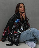 Жіноча чорна куртка-косуха з написами, фото 3