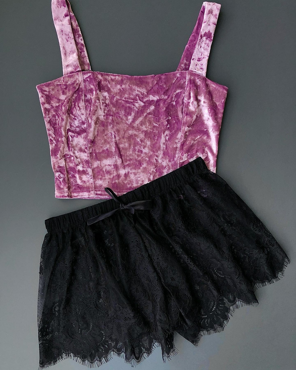 велюровий топ і мереживні шорти.