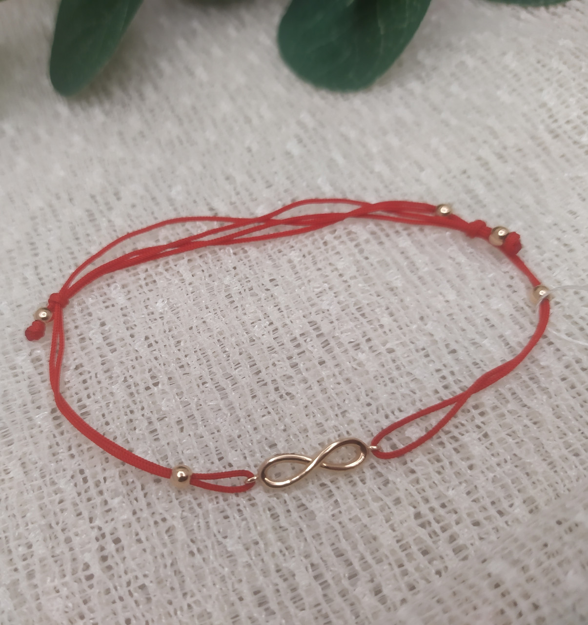 Червона ниточка в золоті 585 проби , розмір регулюється