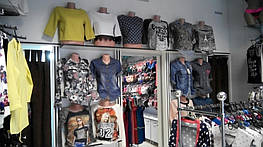 На полках женские манекены торсы.