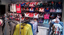 Первое фото вид с другого ракурса. Стойки для одежды передвижная и настенная плюс манекены женские торсы без головы.