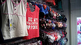 Здесь классика. Рейка с креплением в стену. На нее крепим перемычки и дуги. На перемычки крепим вешала для одежды, на дуги вешаем плечики с одеждой. Дуги в нижнем ряду. Все хром. Красиво :)