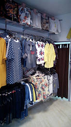 Та же стена. Справа видим примерочную для магазина одежды.