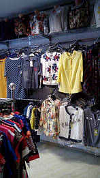 Здесь хорошо видны в верхнем ряду полкодержатели они же консоли для полок или кронштейны.