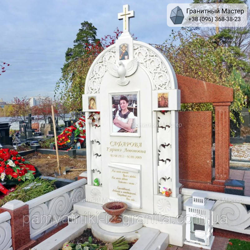 Меморіальний комплекс з білого мармуру та червоного граніту. № 697, фото 1