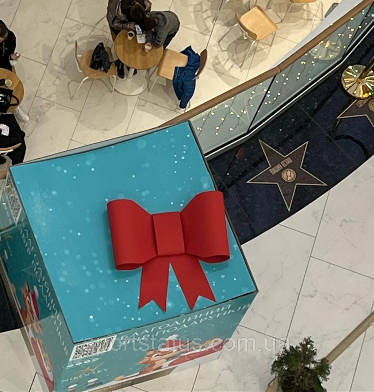 Бант на фасад червоного кольору