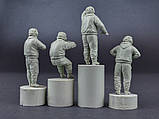 Збірна модель (1:35) Радянський танковий екіпаж у зимовій уніформі (1970-1980 рр.), фото 4