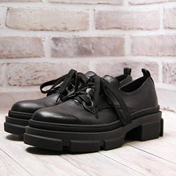 Жіночі натуральні шкіряні чорні оксфорди на тракторній підошві в 37 розмірі