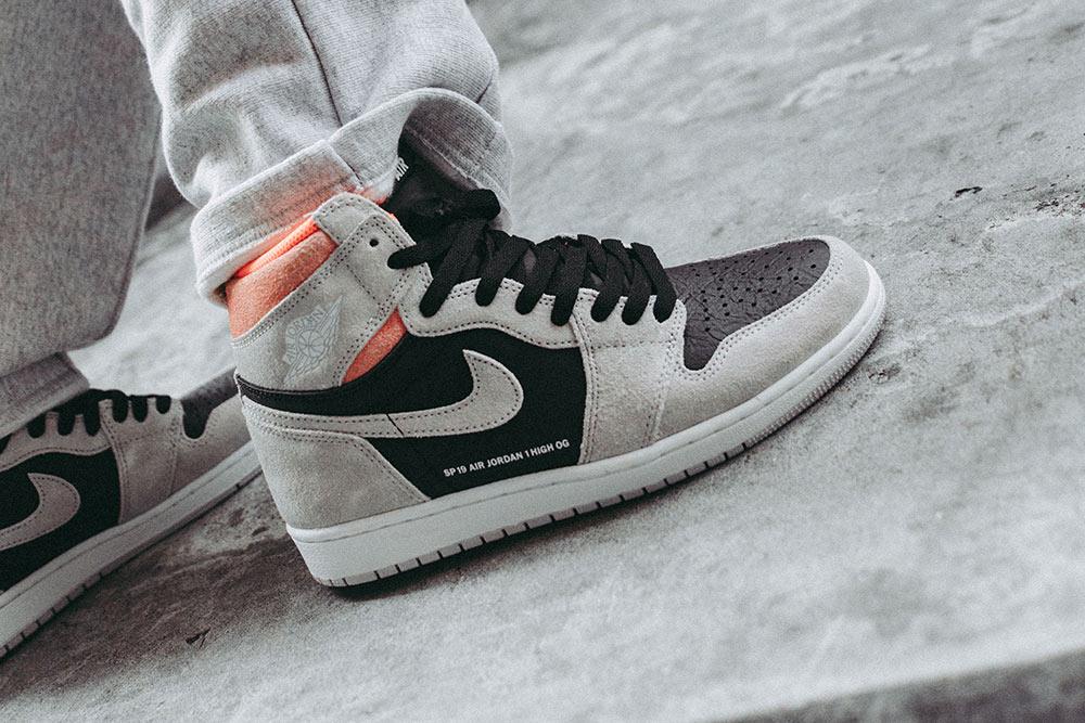 Nike Air Jordan 1 Retro High Neutral Grey Hyper Crimson