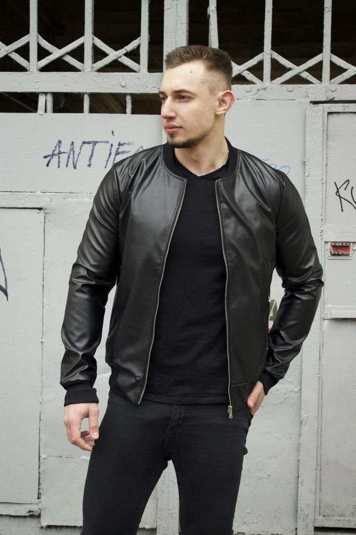 Чоловічий бомбер шкіряний приталений чорний з гладкої шкіри | Чоловіча куртка весняна осіння, фото 1