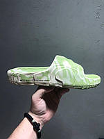 Стильные шлепанцы унисекс Adidas Yeezy Slide салатового цвета. Мужская и женская обувь на лето Адидас Изи.