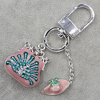 Брелок металевий сріблястого кольору сумочка з капелюшком покрита кольоровою емаллю з рожевими стразами 11 см