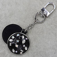 Брелок з екошкіри металевий сріблястого кольору з стразами, що переливаються, та карабіном розмір 11 см