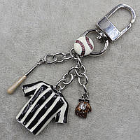 Брелок металевого сріблястого кольору покритий кольоровою емаллю бейсбольна уніформа з карабіном розмір 15 см