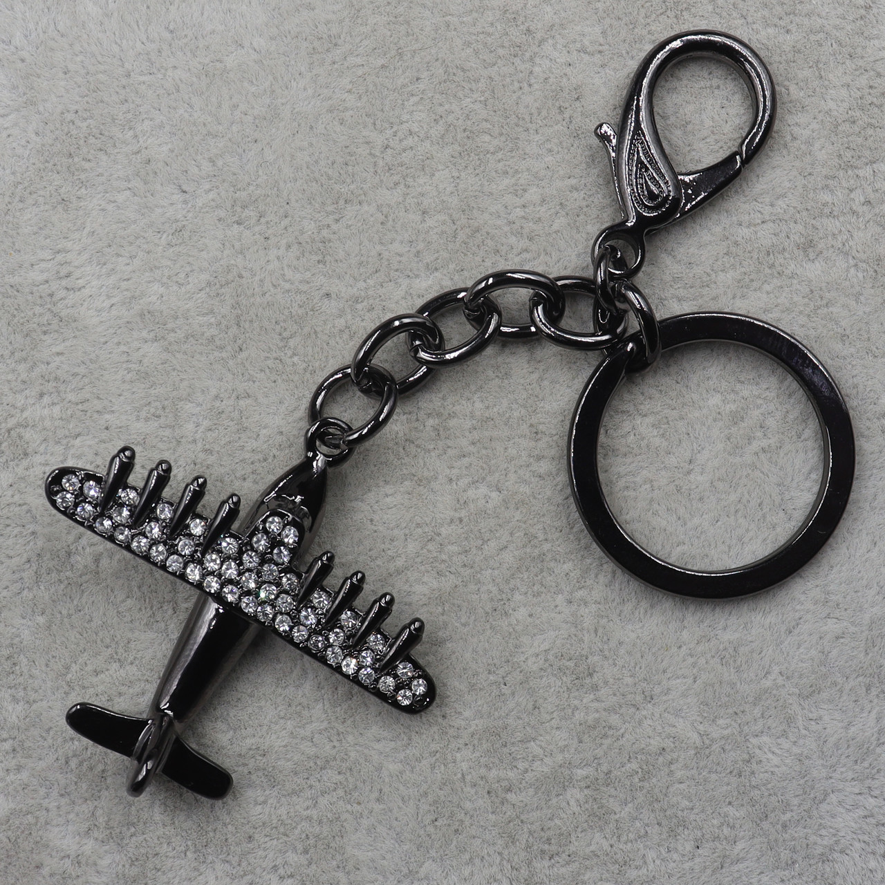 Брелок металевий темного сріблястого кольору покритий емаллю літачок із кристалами з карабіном розмір 12 см - фото 1 - id-p1665947590