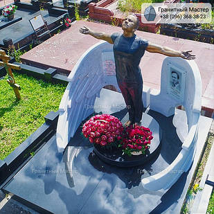 Пам'ятник чоловікові зі статуєю з бронзи № 2030