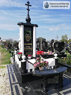 Пам'ятник чоловікові з колонами та кольоровим портретом № 1738