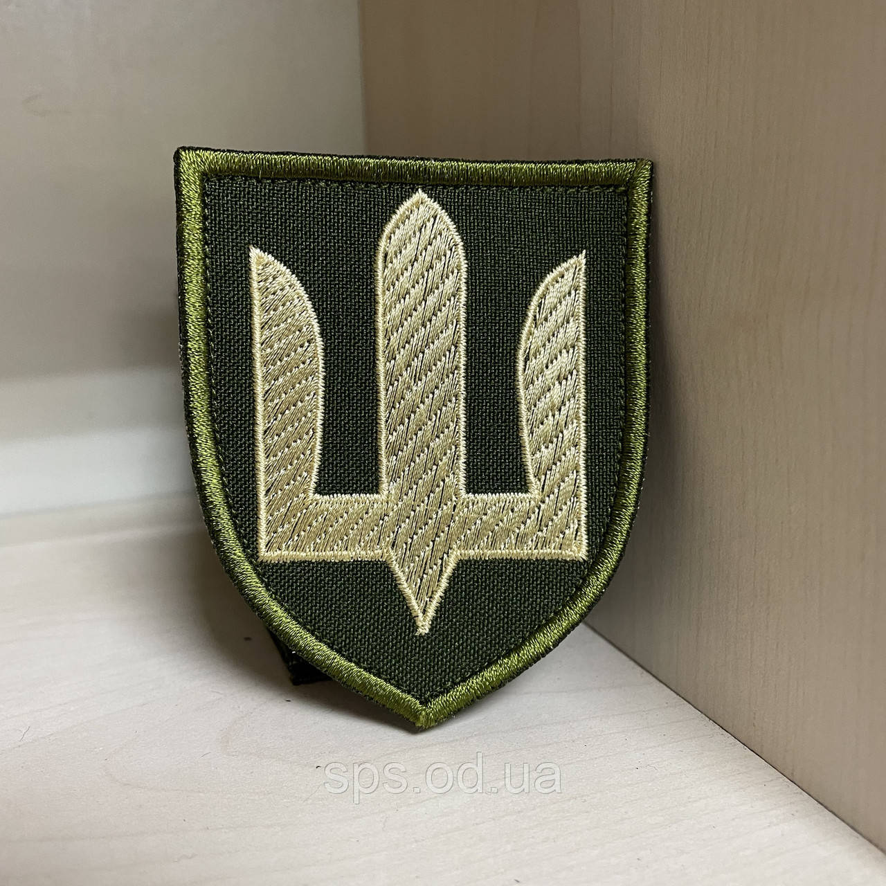 Шеврон тризуб жовтий на хаки 8*7 см