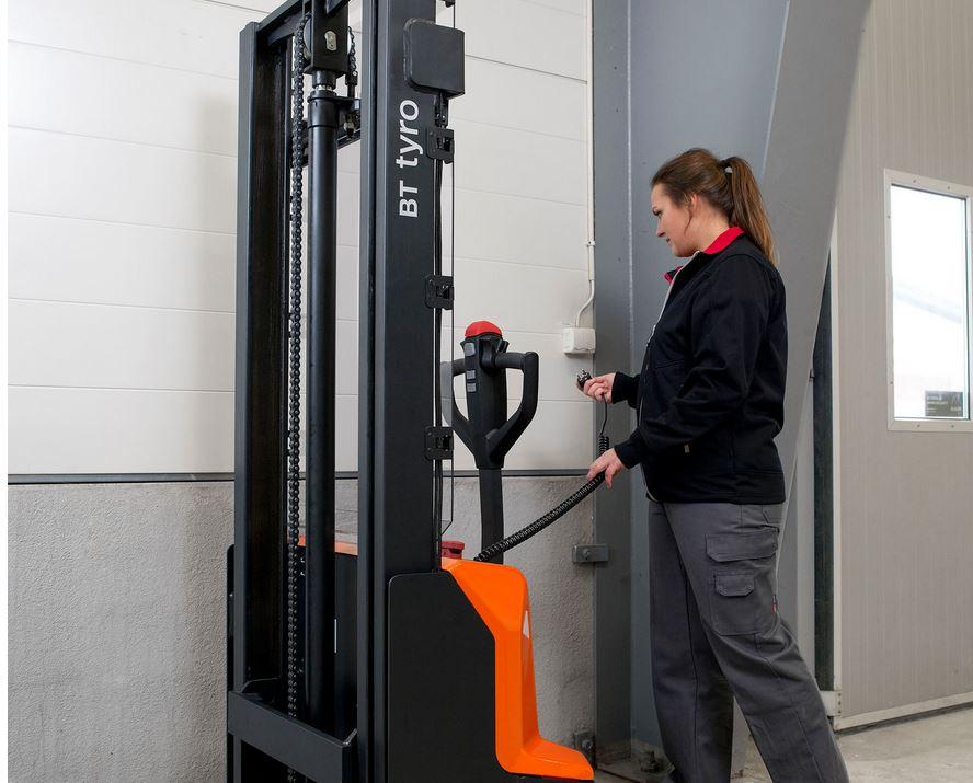 Toyota Pallet Stackers SHE100 BT Tyro