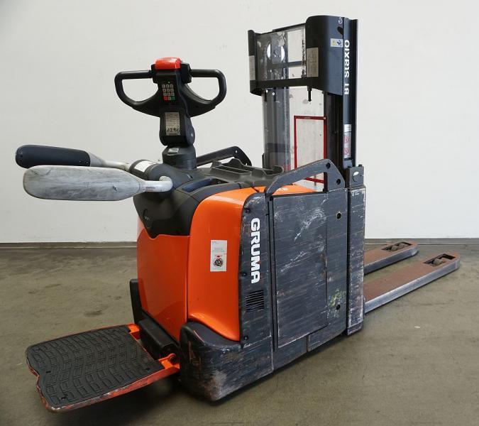 Toyota Stackers Stand-on SPE200D