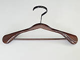 Довжина 45 см. Плічка вішалки тремпеля дерев'яні широкі коричневого кольору з багатошаровим покриттям лаком., фото 3
