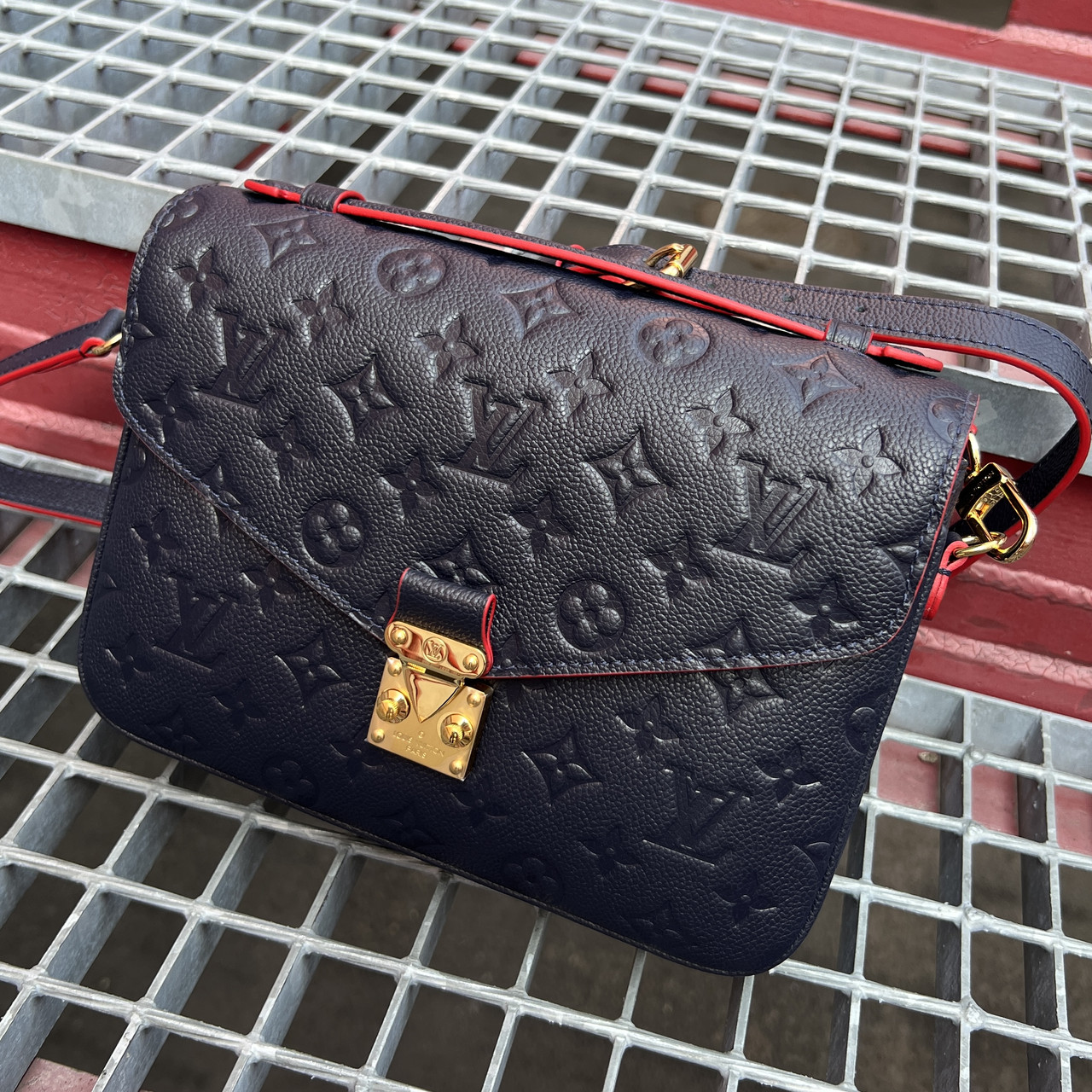 Сумка Louis Vuitton Pochette Metis (Луї Віттон Пошет Метис)