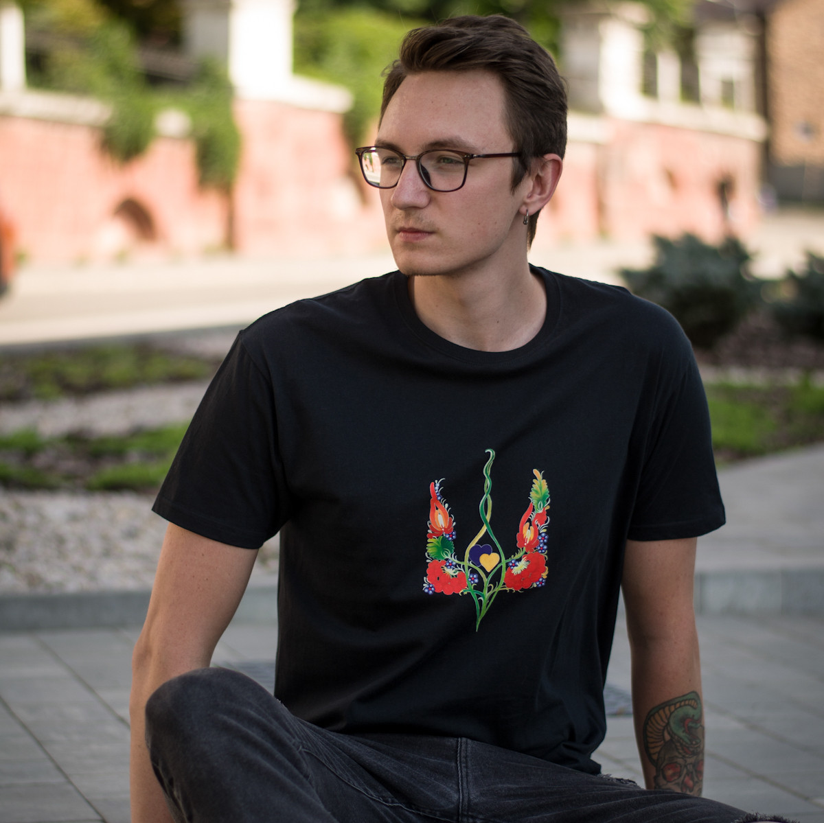 Футболка чоловіча/жіноча бавовна з принтом патріотичним ГЕРБ УКРАЇНИ В КВІТАХ чорна розмір М (48) REGULAR, фото 1