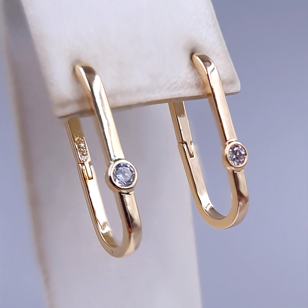 Сережки ХР. Позолота 18К. Камені: білий циркон. Довжина: 26 мм. Ширина: 3 мм.