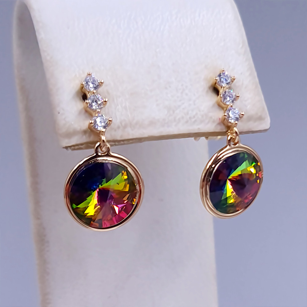 Сережки-гвоздики ХР. Позолота 18К. Камені: Swarovski, зелений білий хамелеон і циркон. Діаметр: 11 мм Довжина: 20 мм