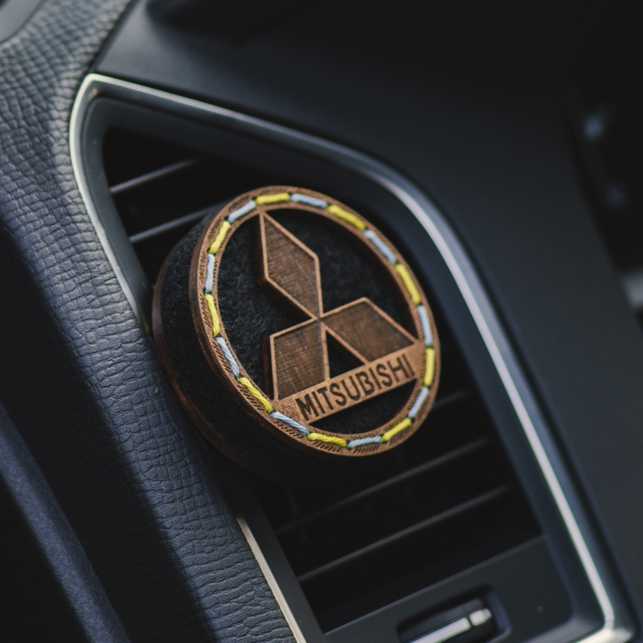 Ароматизатор на дефлектор в машину Mitsubishi ручної роботи в дерев'яній коробці.