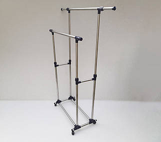 Подвійна телескопічна стійка для одягу на коліщатках з полицею для взуття.