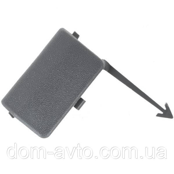 Накладка на буксирний гачок VW Caddy III 04-10 в передньому бампері