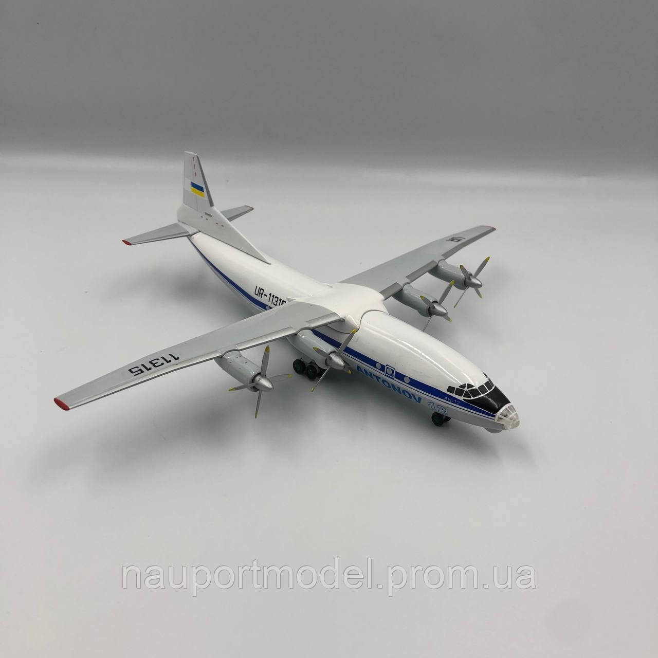 Модель літака Антонов Ан-12 UR 11315